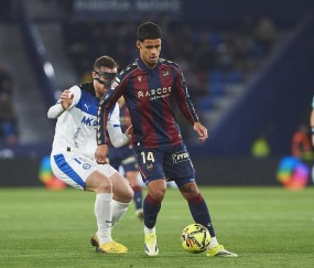 2-0,20岁西班牙新星双响炮,西甲倒数第二完胜阿拉维斯,终结4连败