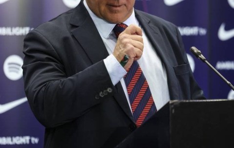 巴萨主席“带伤”出征？拉波尔塔肿眼亮相马德里引爆关注