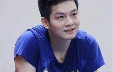 意难平到破防！樊振东能拿下德甲天价续约，却迟迟回不了国家队，背后隐情藏不住了